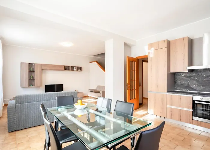 Daire Guesthost - Le Tre Ninfee Di Pusiano! Free Parking Pusiano