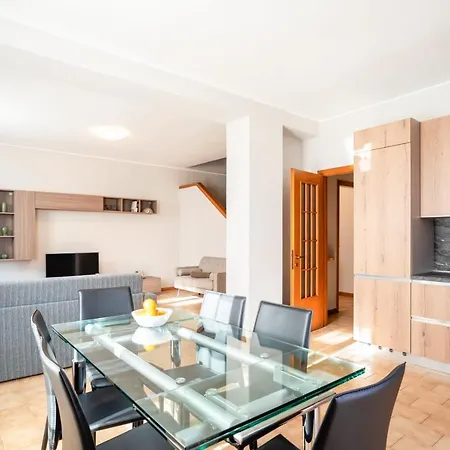 Apartment Guesthost - Le Tre Ninfee Di Pusiano! Free Parking Pusiano